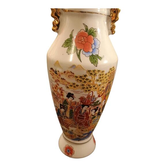 Vintage Chinese Women Rose Porcelain 8 Inch Vase Gold Accents Very Good Conditi - Picture 3 of 9